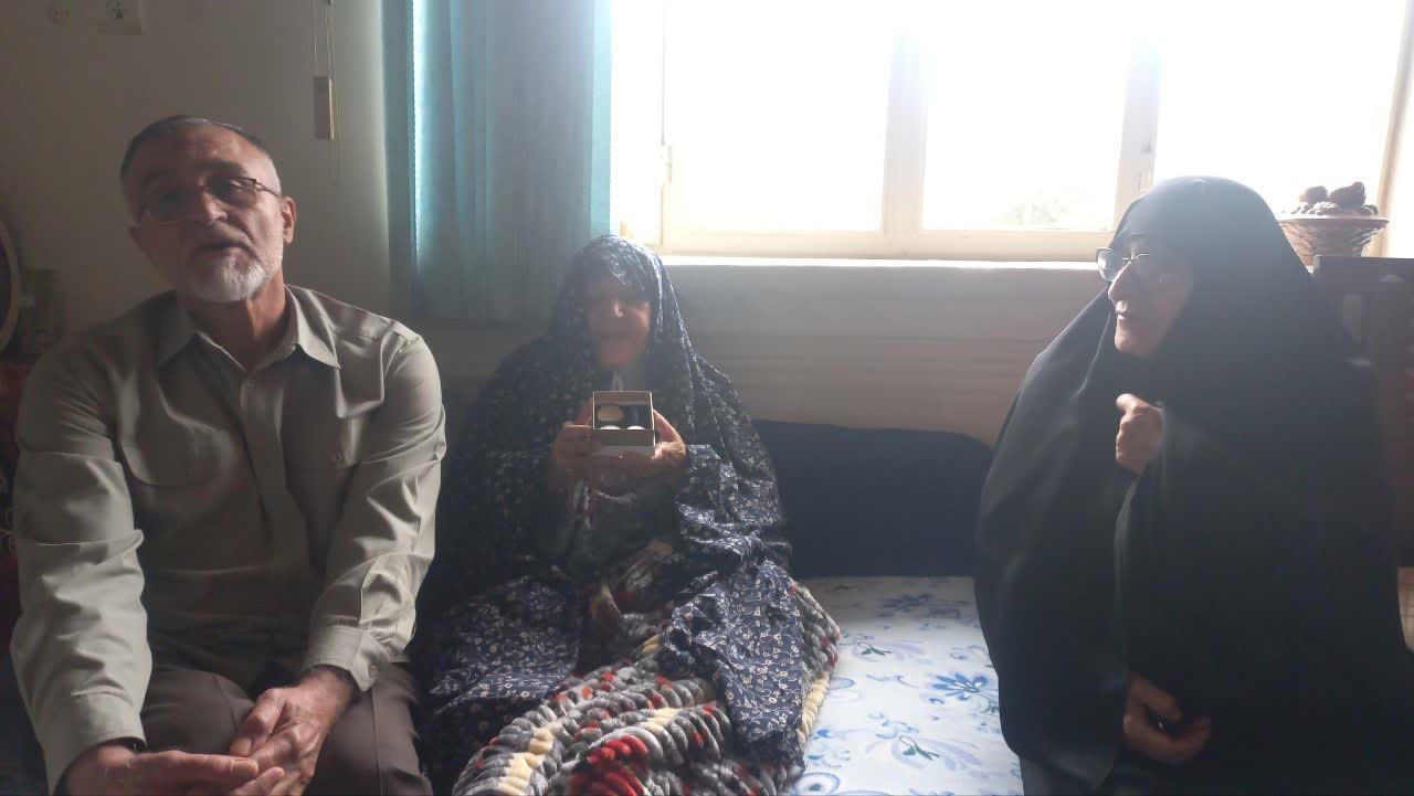 پلاکی با قاب طلا از سه شهیدش