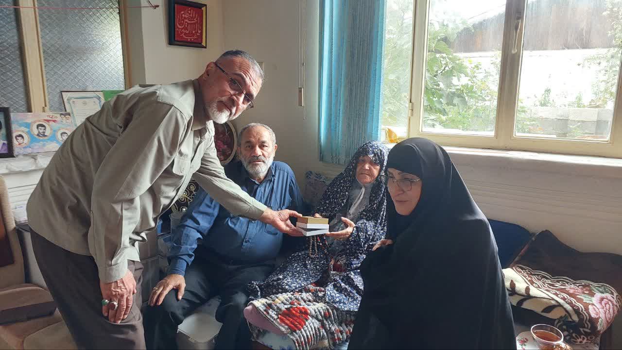 پلاکی با قاب طلا از سه شهیدش