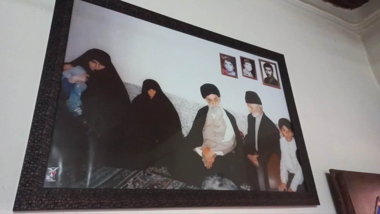 پلاکی با قاب طلا از سه شهیدش