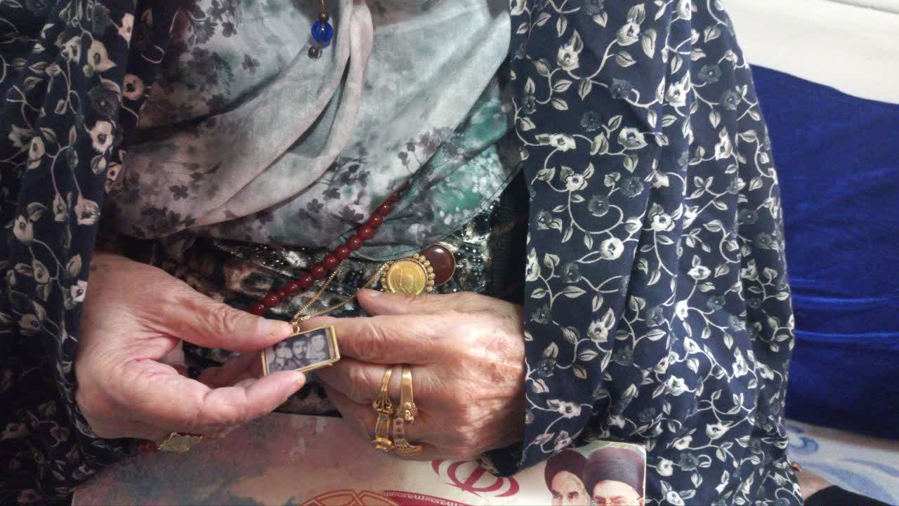 پلاکی با قاب طلا از سه شهیدش