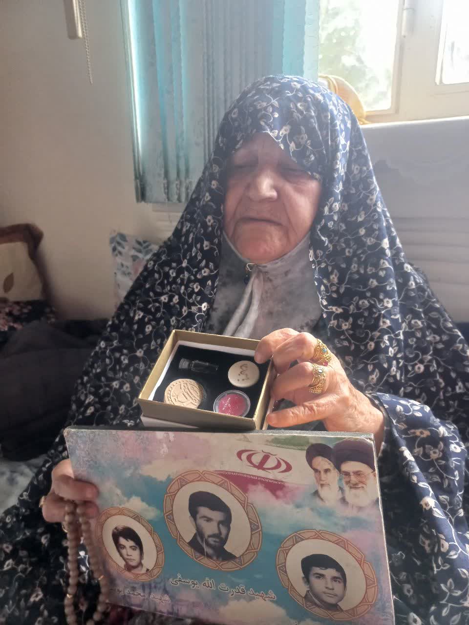 پلاکی با قاب طلا از سه شهیدش