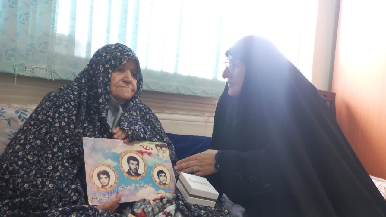 پلاکی با قاب طلا از سه شهیدش