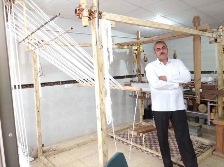 روایت طلایی از تار و پودِ اصالت در غرفه زری‌بافی استاد منصور متشکر آرانی