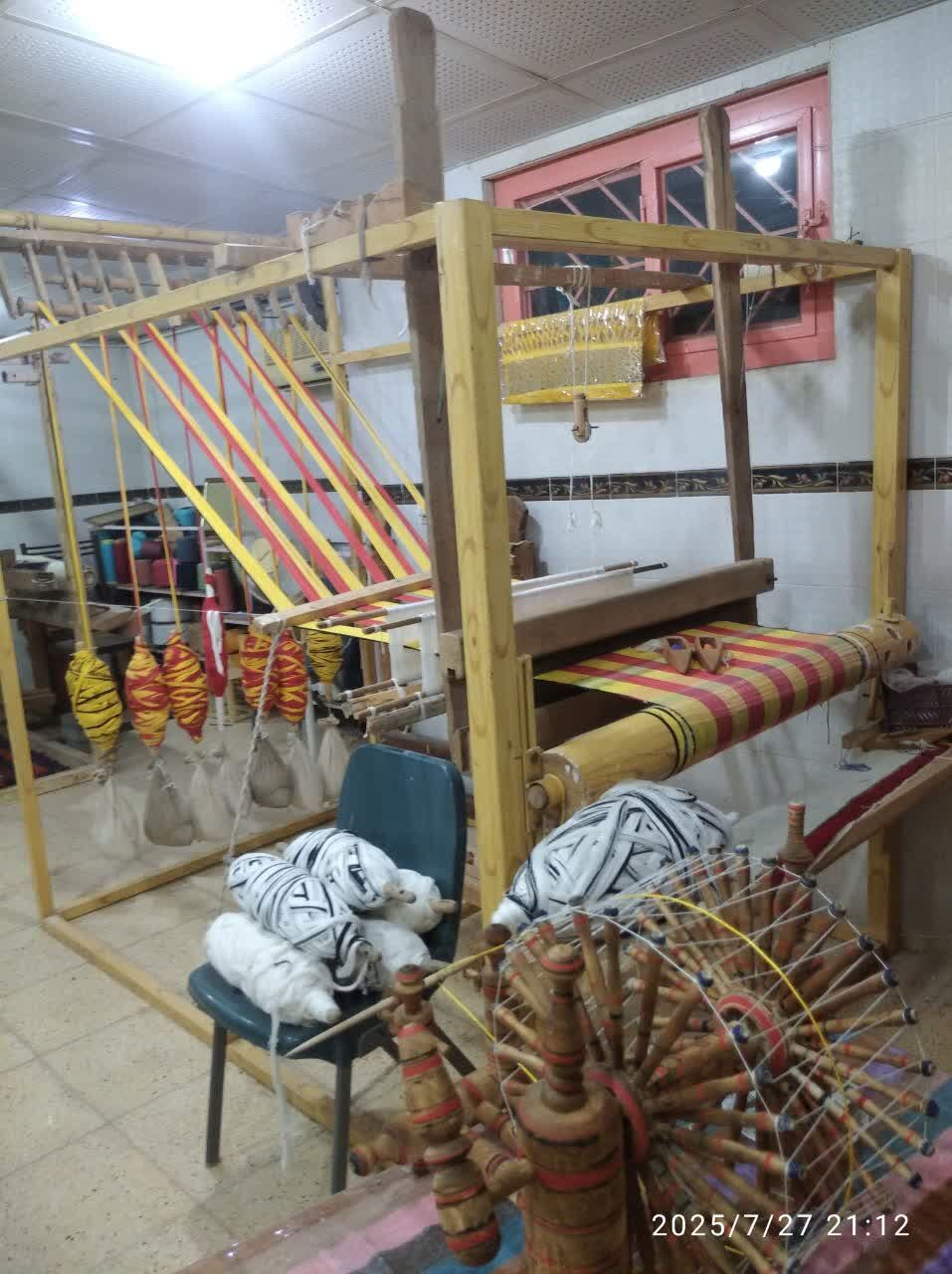 روایت طلایی از تار و پودِ اصالت در غرفه زری‌بافی استاد منصور متشکر آرانی