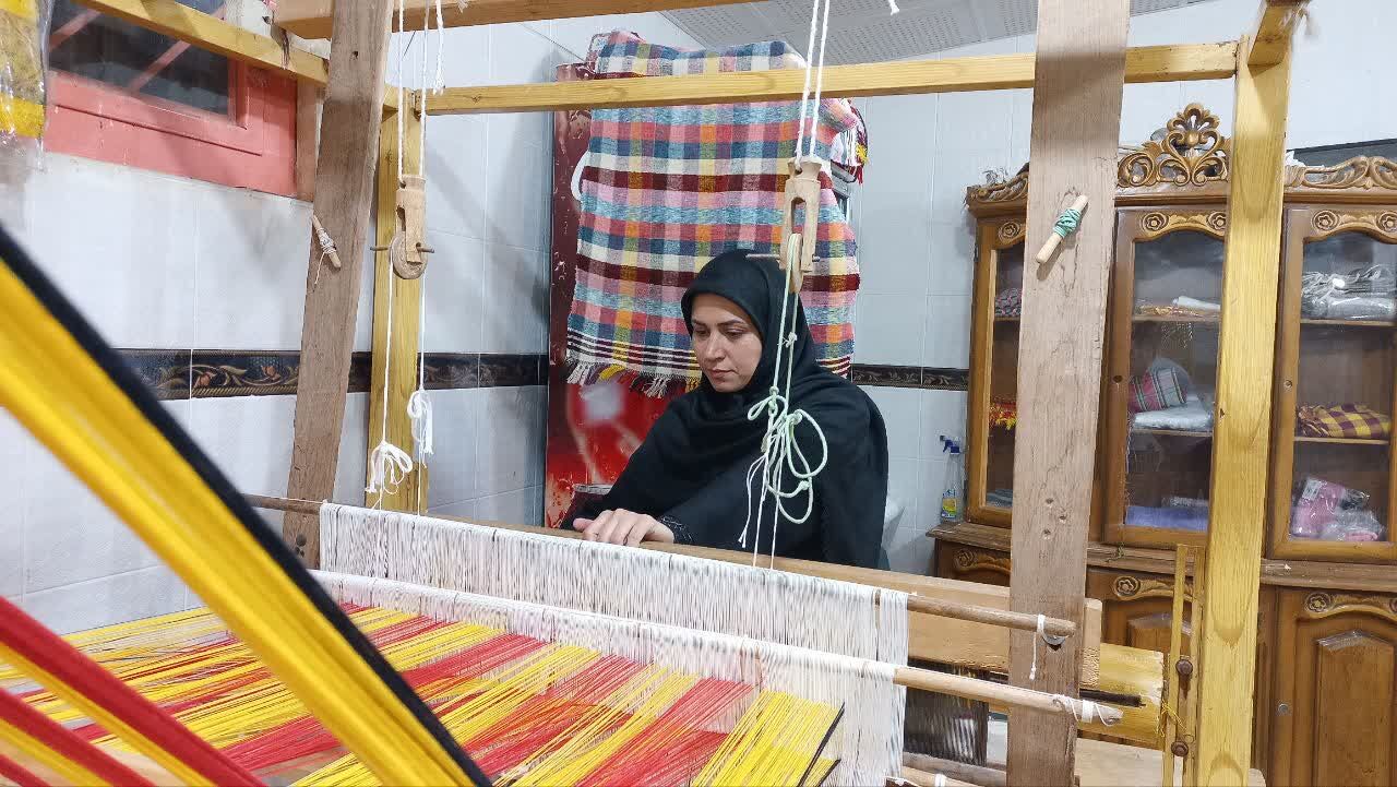 روایت طلایی از تار و پودِ اصالت در غرفه زریبافی استاد منصور متشکر آرانی