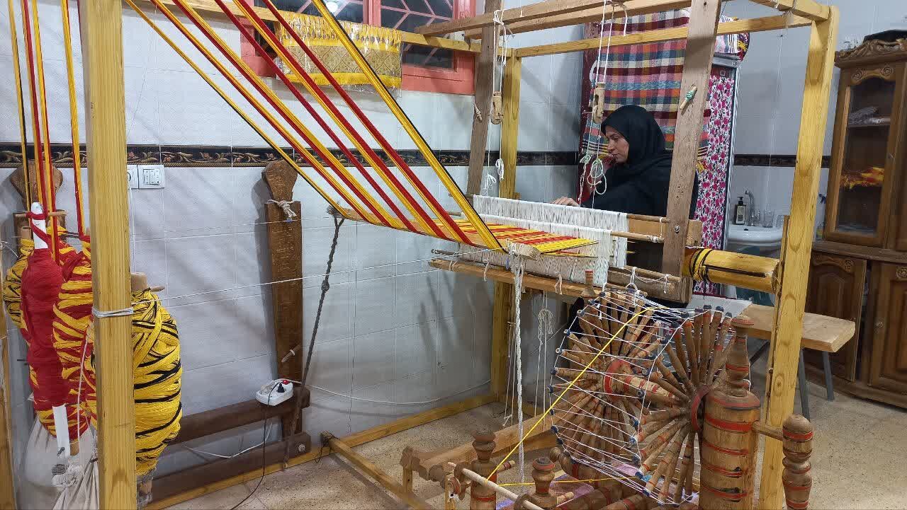 روایت طلایی از تار و پودِ اصالت در غرفه زری‌بافی استاد منصور متشکر آرانی