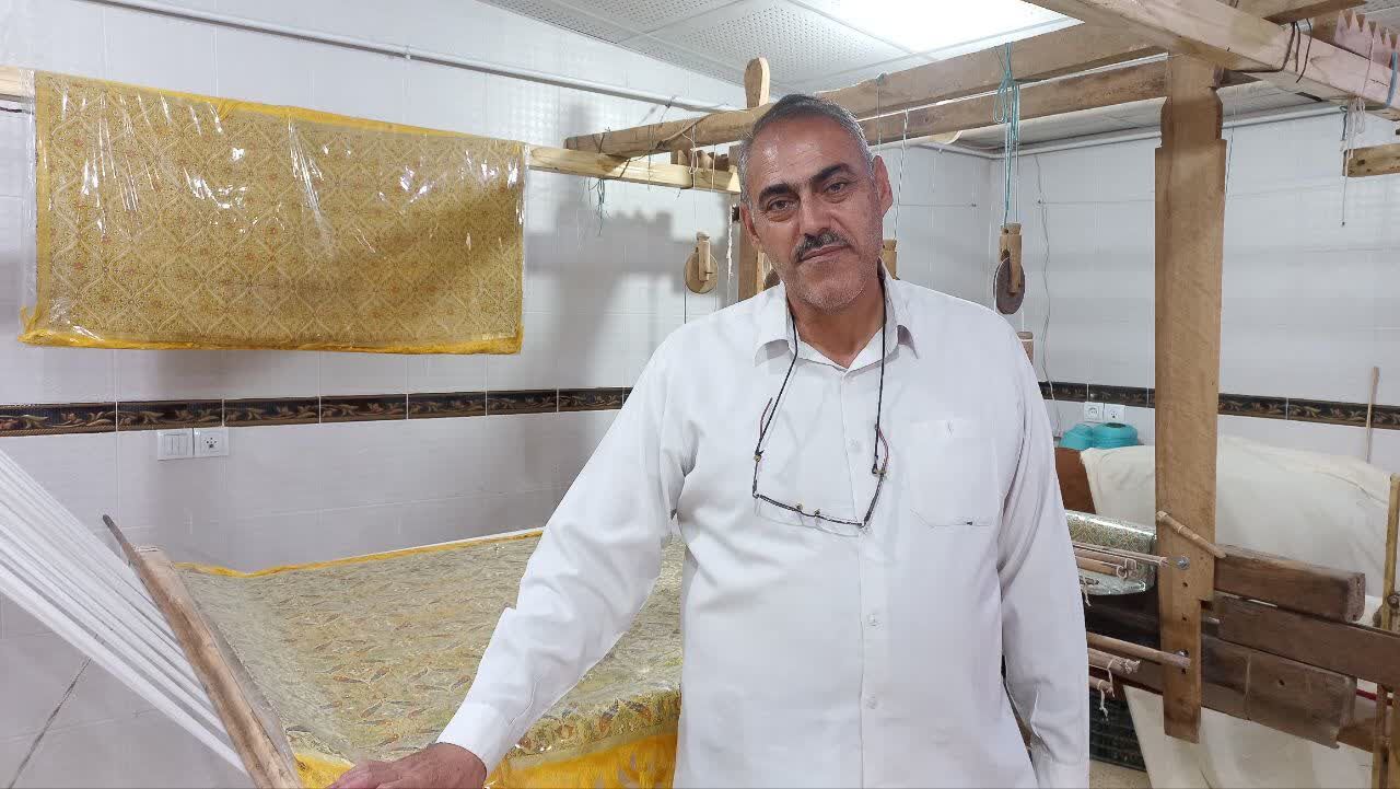 روایت طلایی از تار و پودِ اصالت در غرفه زری‌بافی استاد منصور متشکر آرانی