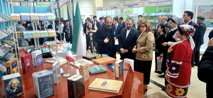 سیزدهمین نمایشگاه بین‌المللی کتاب دوشنبه آغاز به کار کرد