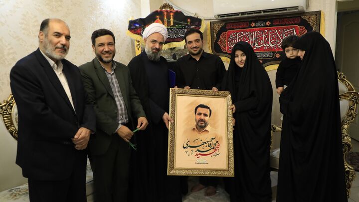 تجلیل مسئولان ستاد امر به معروف از خانواده شهید آقاجعفری