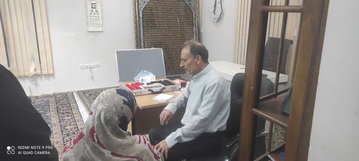 میز تخصصی چشم‌پزشکی در امامزاده صالح فرحزاد