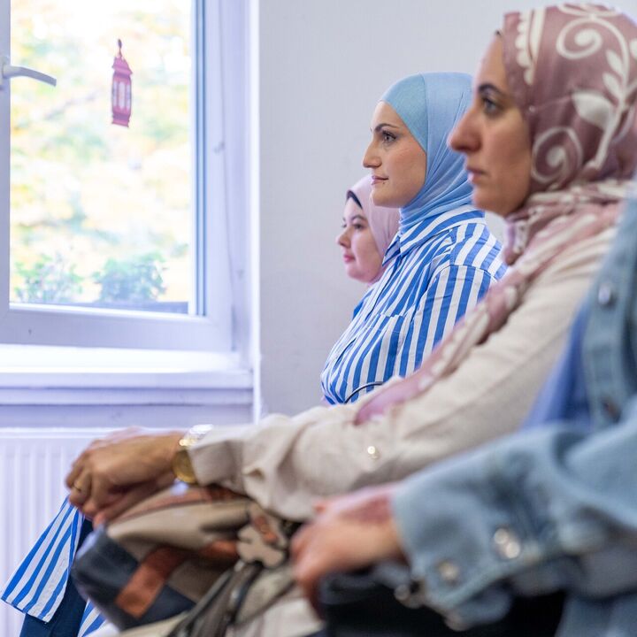 تصویب قانون جنجالی در اتریش؛ ممنوعیت حجاب دانش‌آموزان زیر ۱۴ سال تا ۲۰۲۷