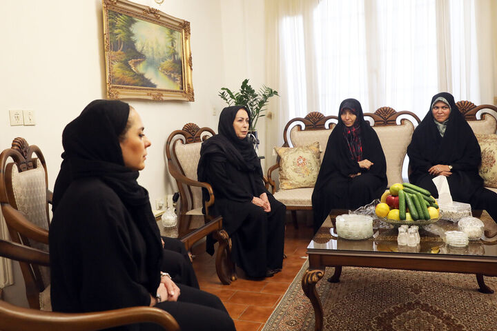 حضور رییس فراکسیون زنان و مشاور امور بانوان رییس مجلس در منزل مرحوم کاسبی