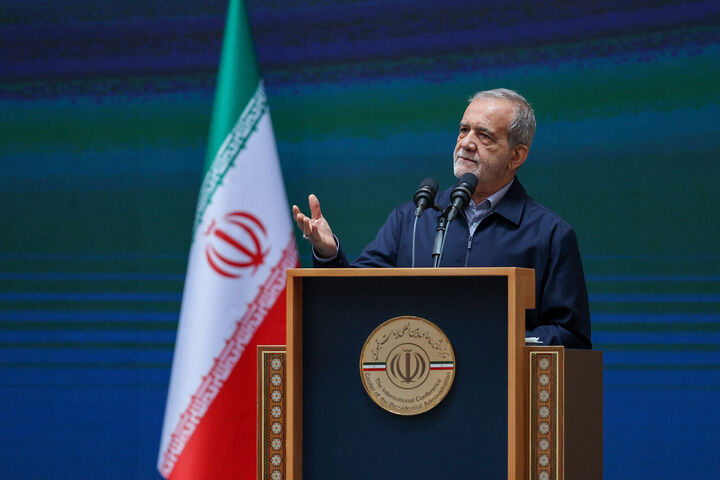 هر مسئله‌ای که به مثابه تحریم داخلی برای فعالان اقتصادی مزاحمت ایجاد کرده را رفع می‌کنیم