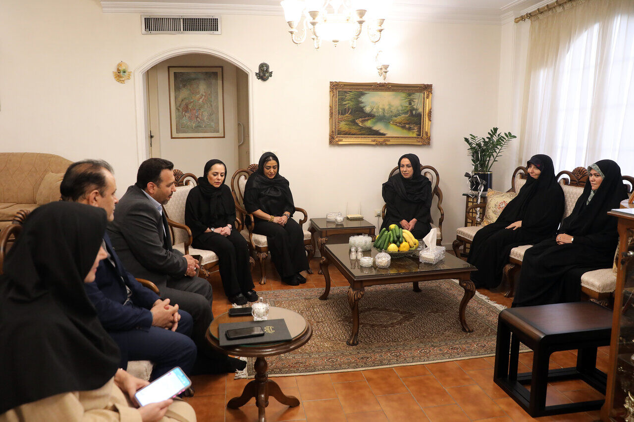 حضور رییس فراکسیون زنان و مشاور امور بانوان رییس مجلس در منزل مرحوم کاسبی