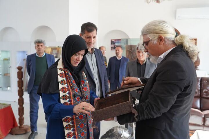 خانه‌های صنایع‌دستی کانون تولید عاطفه و ارتباط بین هنرمندان و صنعت باشد