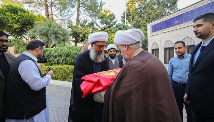 اهدای پرچم حرم امام حسین(ع) به دانشگاه الکوثر اسلام‌آباد