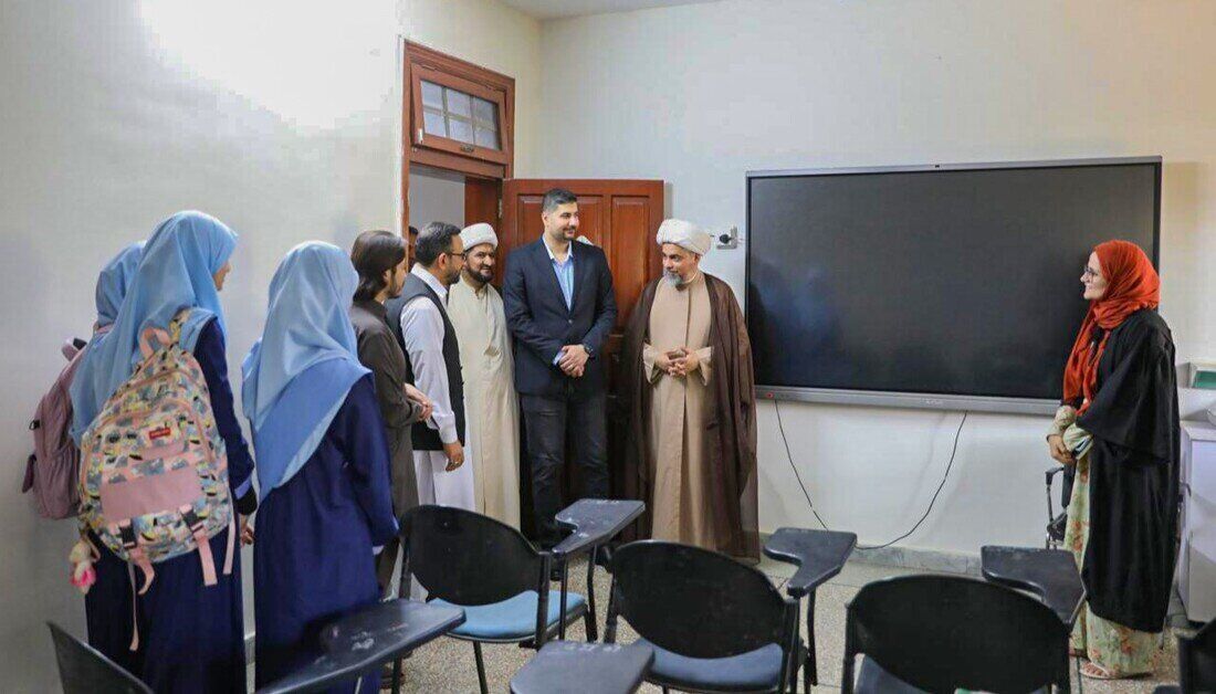 اهدای پرچم حرم امام حسین(ع) به دانشگاه الکوثر اسلام‌آباد