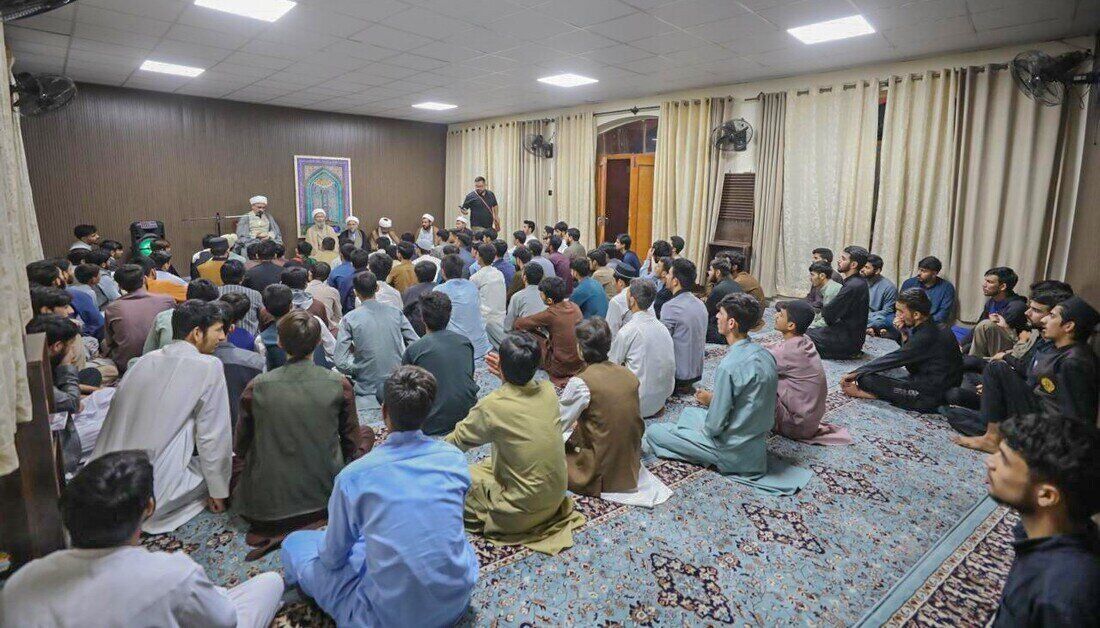 اهدای پرچم حرم امام حسین(ع) به دانشگاه الکوثر اسلام‌آباد