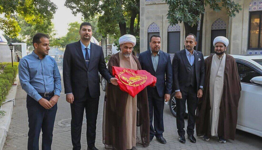 اهدای پرچم حرم امام حسین(ع) به دانشگاه الکوثر اسلامآباد