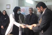 قاب قدردانی بچه مسجدی ها در دستان پرستاران جهادگر قرار گرفت