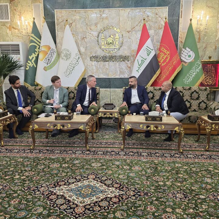 زیارت کاردار سفارت هلند در عراق از حرم مطهر امام حسین(ع)