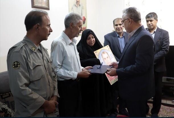 تجلیل از خانواده محیط بان شهید سیستان وبلوچستان در آستانه هفته فرهنگ عمومی