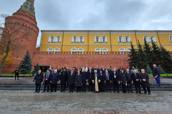 ادای احترام هیأت پارلمانی ایران به قربانیان جنگ در روسیه