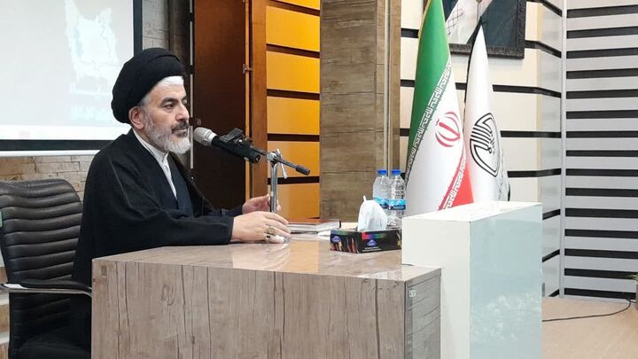 قرآن کریم باید محور زندگی انسان باشد