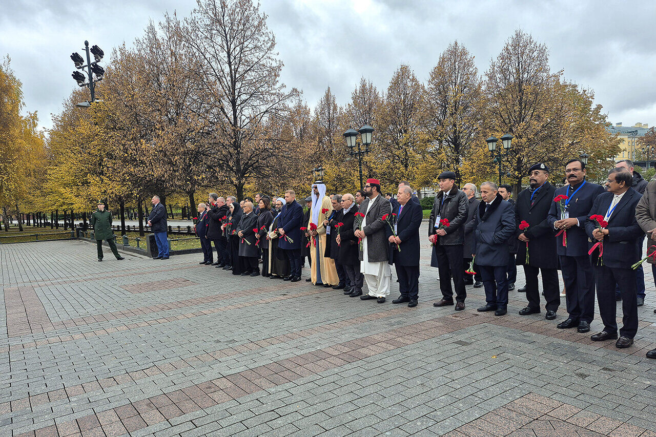 ادای احترام هیأت پارلمانی ایران به قربانیان جنگ در روسیه