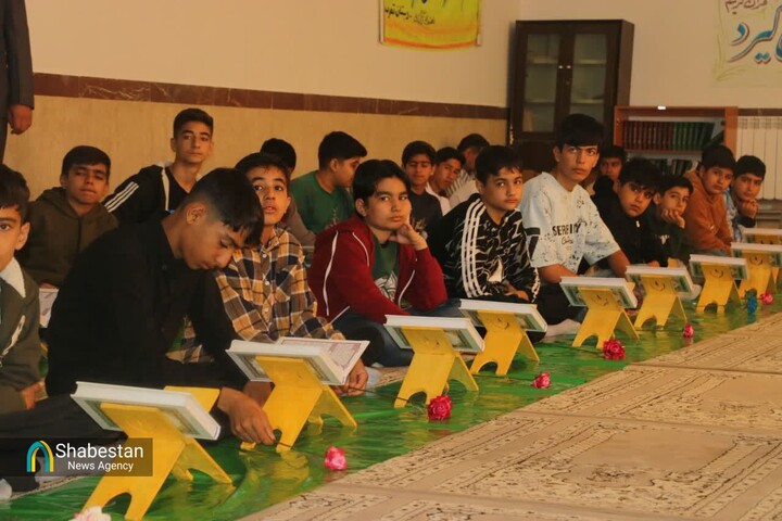 برگزاری محفل انس با قرآن در مدرسه آزادگان کامیاران؛ فضایی آکنده از نور
