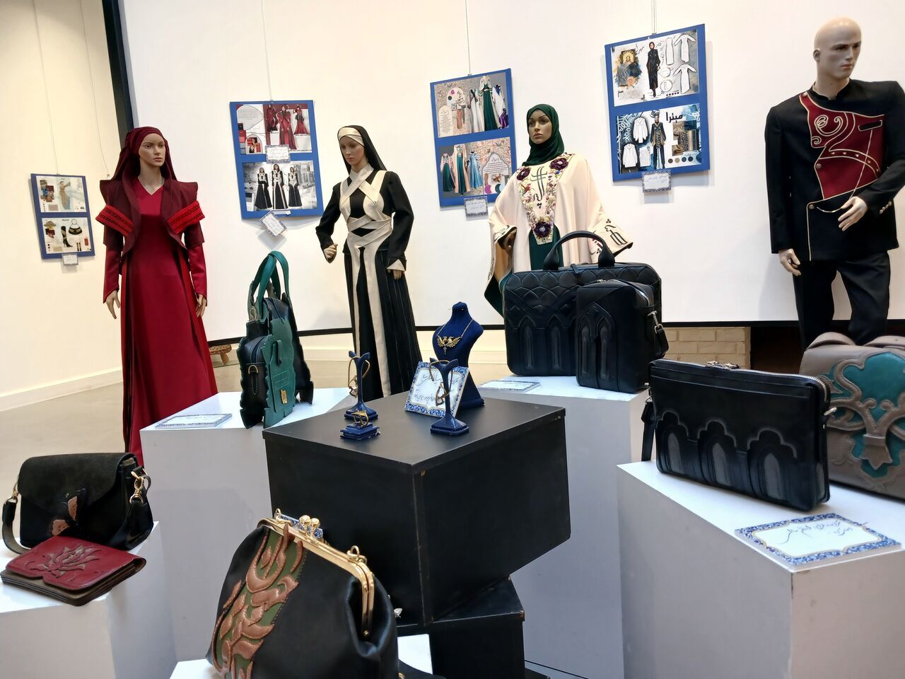 هنر، روایت ایران در تار و پود لباس