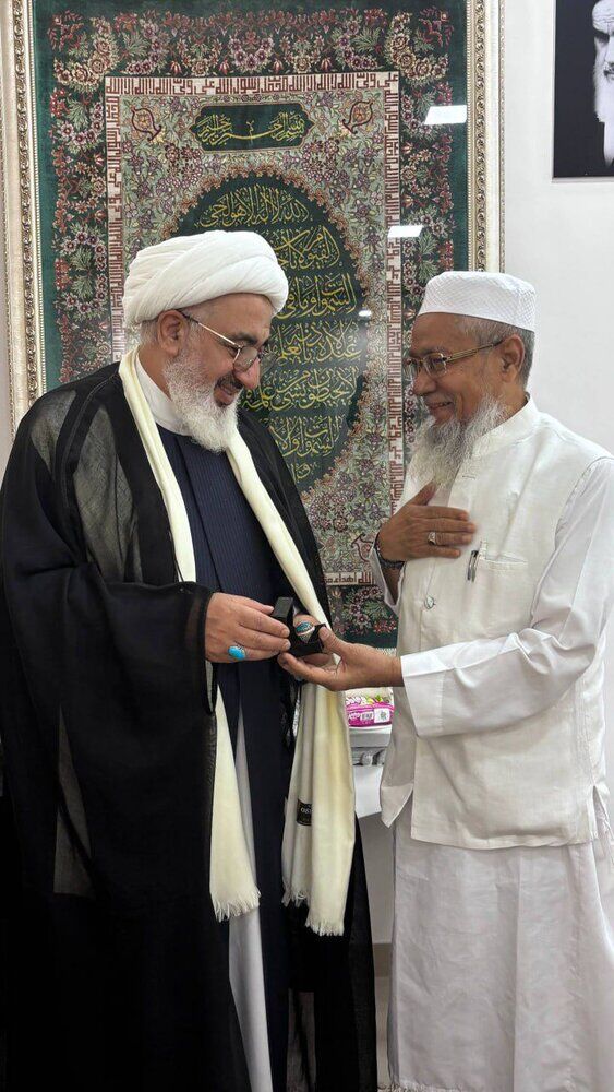 روحانی اهل سنت هند: همواره در کنار رهبر معظم انقلاب اسلامی خواهیم بود