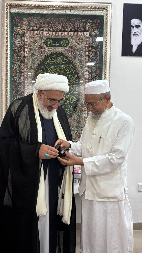 روحانی اهل سنت هند: همواره در کنار رهبر معظم انقلاب اسلامی خواهیم بود