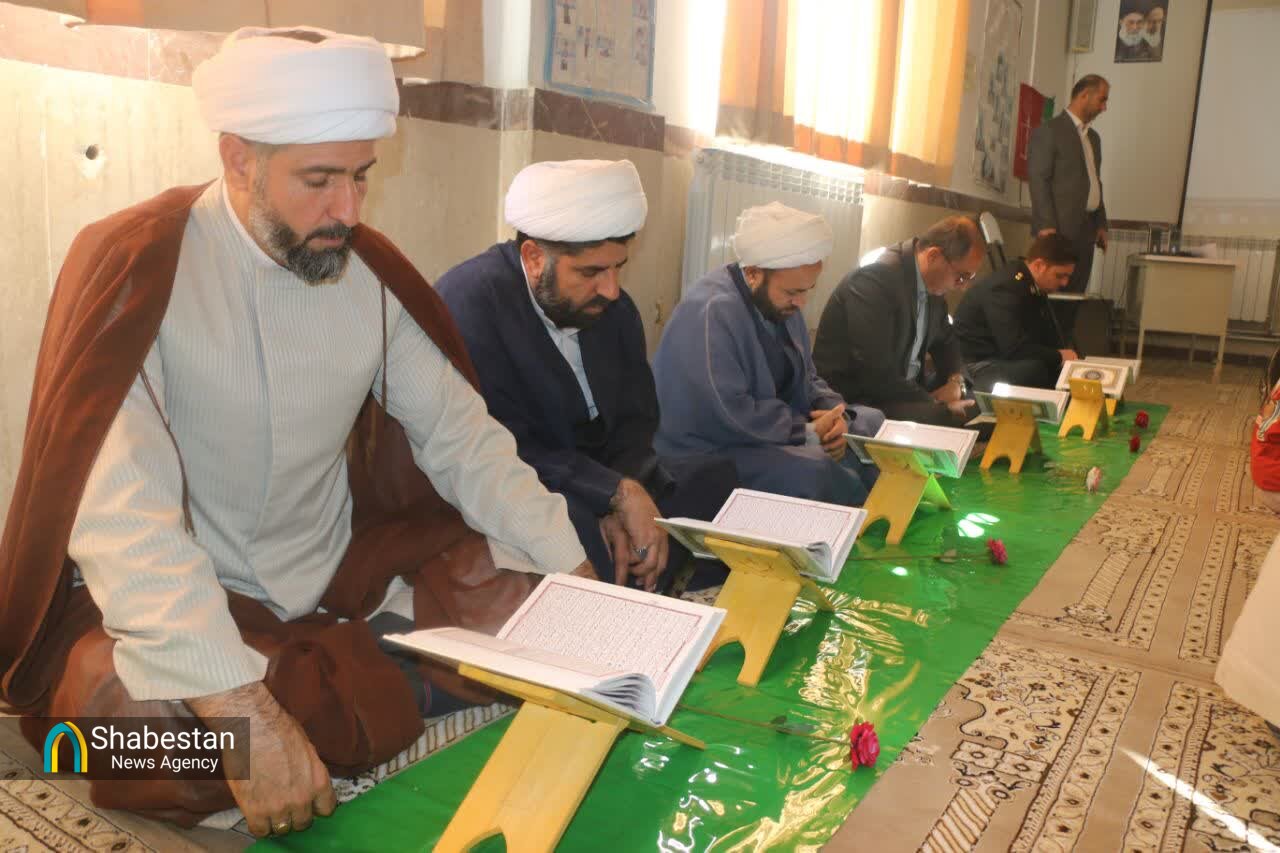 برگزاری محفل انس با قرآن در مدرسه آزادگان کامیاران؛ فضایی آکنده از نور
