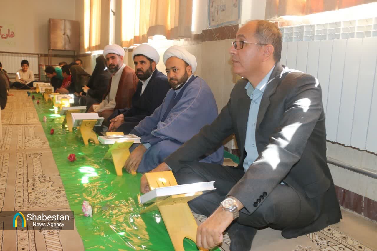 برگزاری محفل انس با قرآن در مدرسه آزادگان کامیاران؛ فضایی آکنده از نور