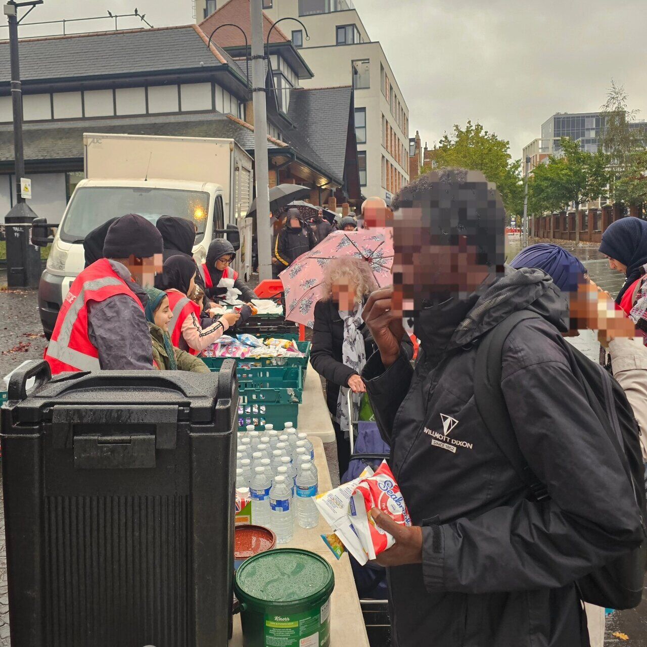 برپایی ایستگاه‌های توزیع غذا برای نیازمندان توسط سازمان «حسین کیست؟» در لندن