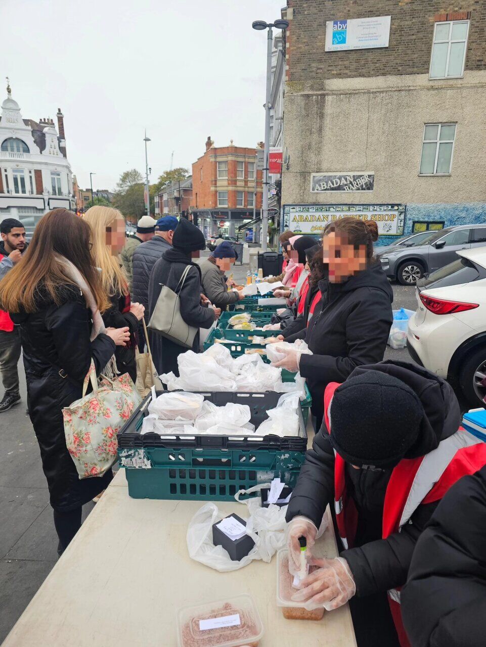 برپایی ایستگاه‌های توزیع غذا برای نیازمندان توسط سازمان «حسین کیست؟» در لندن