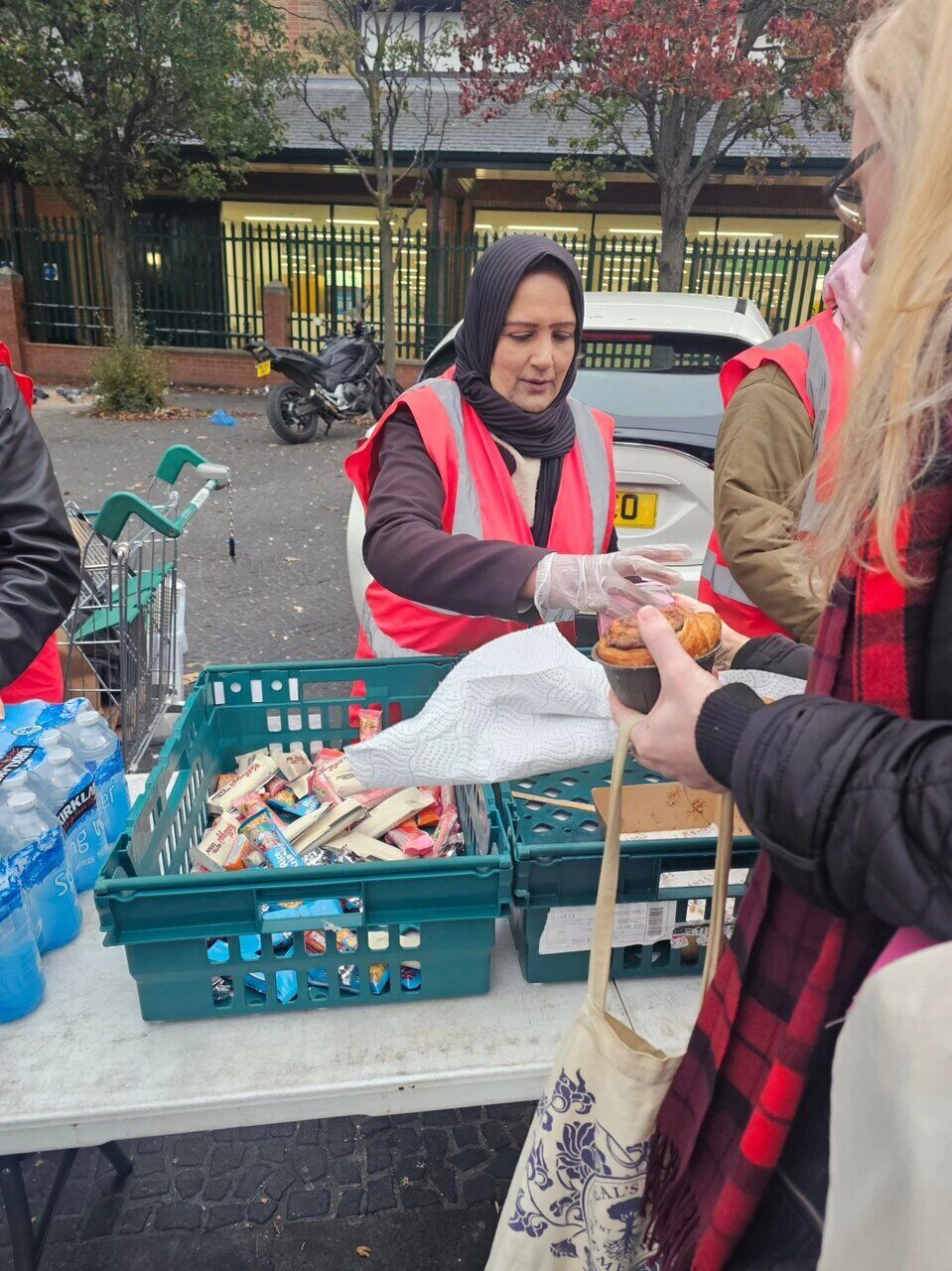 برپایی ایستگاههای توزیع غذا برای نیازمندان توسط سازمان «حسین کیست؟» در لندن