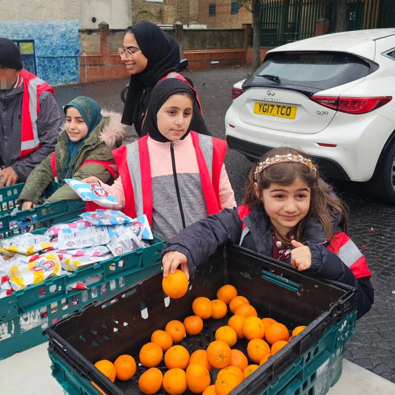 برپایی ایستگاههای توزیع غذا برای نیازمندان توسط سازمان «حسین کیست؟» در لندن