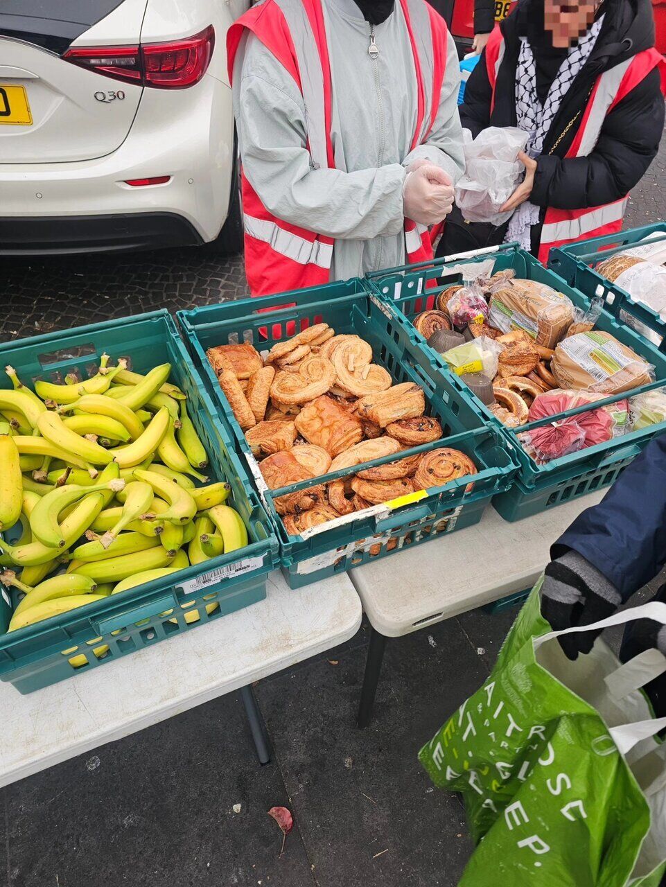 برپایی ایستگاههای توزیع غذا برای نیازمندان توسط سازمان «حسین کیست؟» در لندن