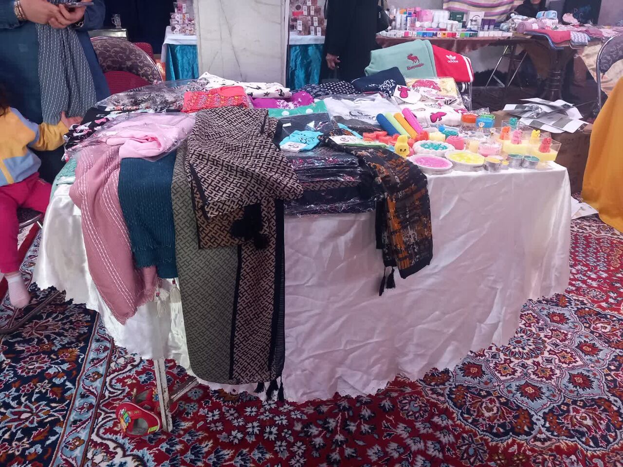 برپایی بازارچه خیریه بانوان کارآفرین در مسجدالنبی (ص) اراک