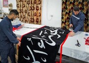 آماده‌سازی کتیبه‌های سالروز شهادت حضرت زهرا (سلام‌الله‌علیها) در حرم امام علی(ع)