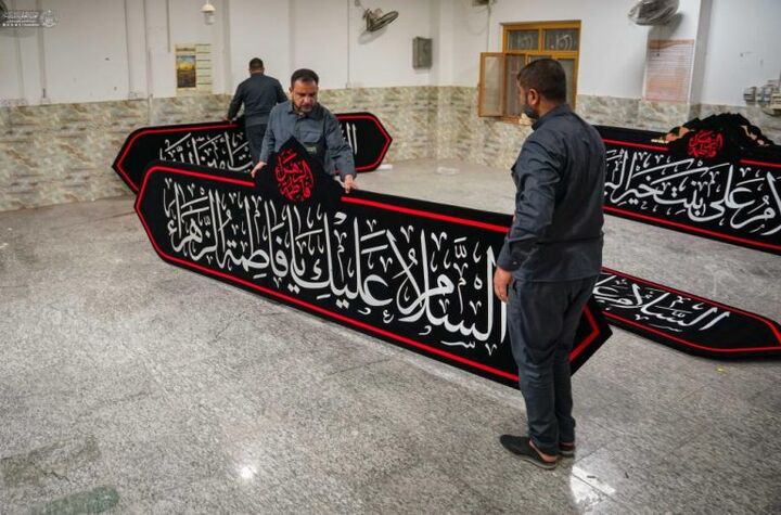 آماده‌سازی کتیبه‌های سالروز شهادت حضرت زهرا (س) در آستان مقدس علوی