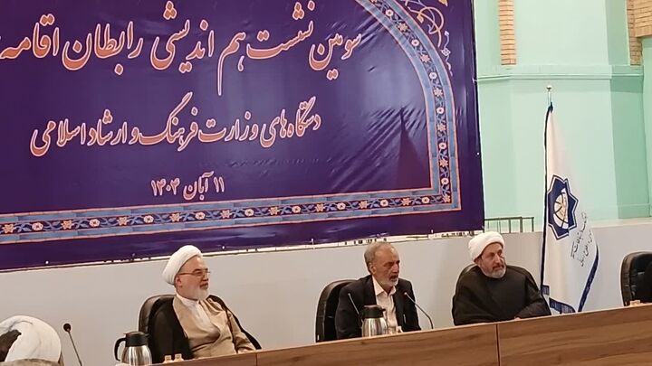 «نماز» هنوز در جامعه همگانی نشده/استفاده از ظرفیت ۳۰۰۰ مبلغ برای ترویج نماز در عرصه بین‌الملل