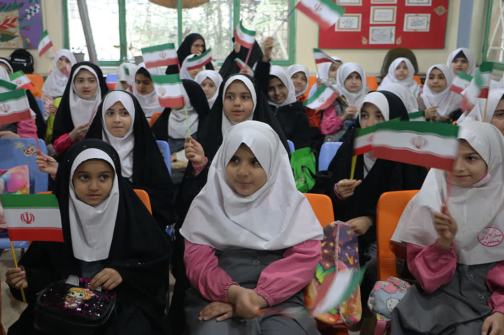 ویژه‌برنامه «به رنگ مدرسه، به عطر دانایی» در رشت برگزار شد