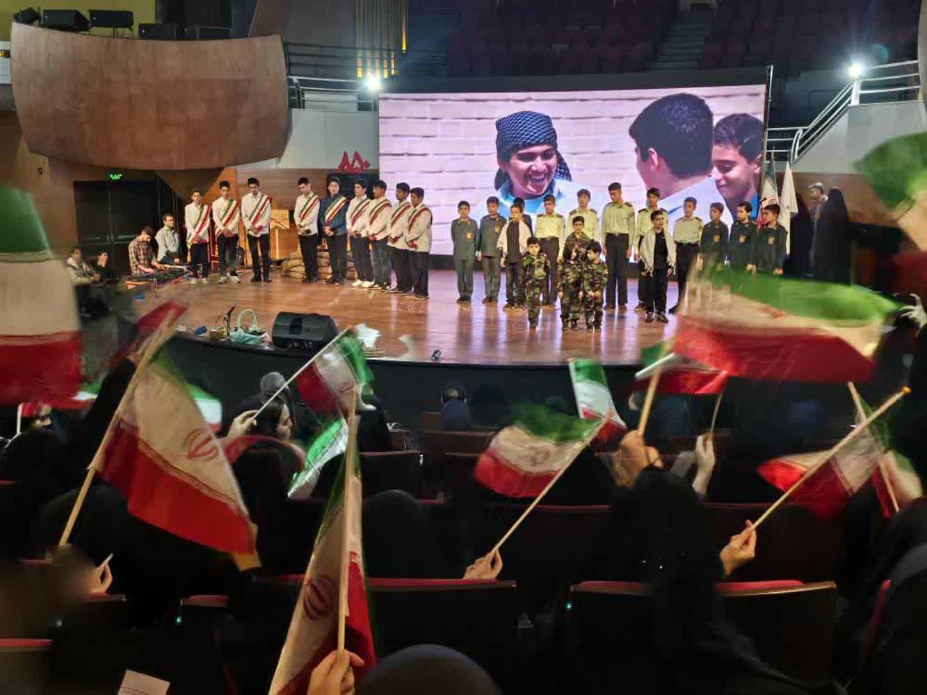 رونمایی از سه کتاب با محوریت زندگی نامه شهدای دانش آموز در گیلان