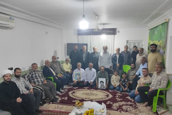 عطر ایثار و شهادت در النگ پیچید؛ روایتگری رزمندگان در منازل شهدا