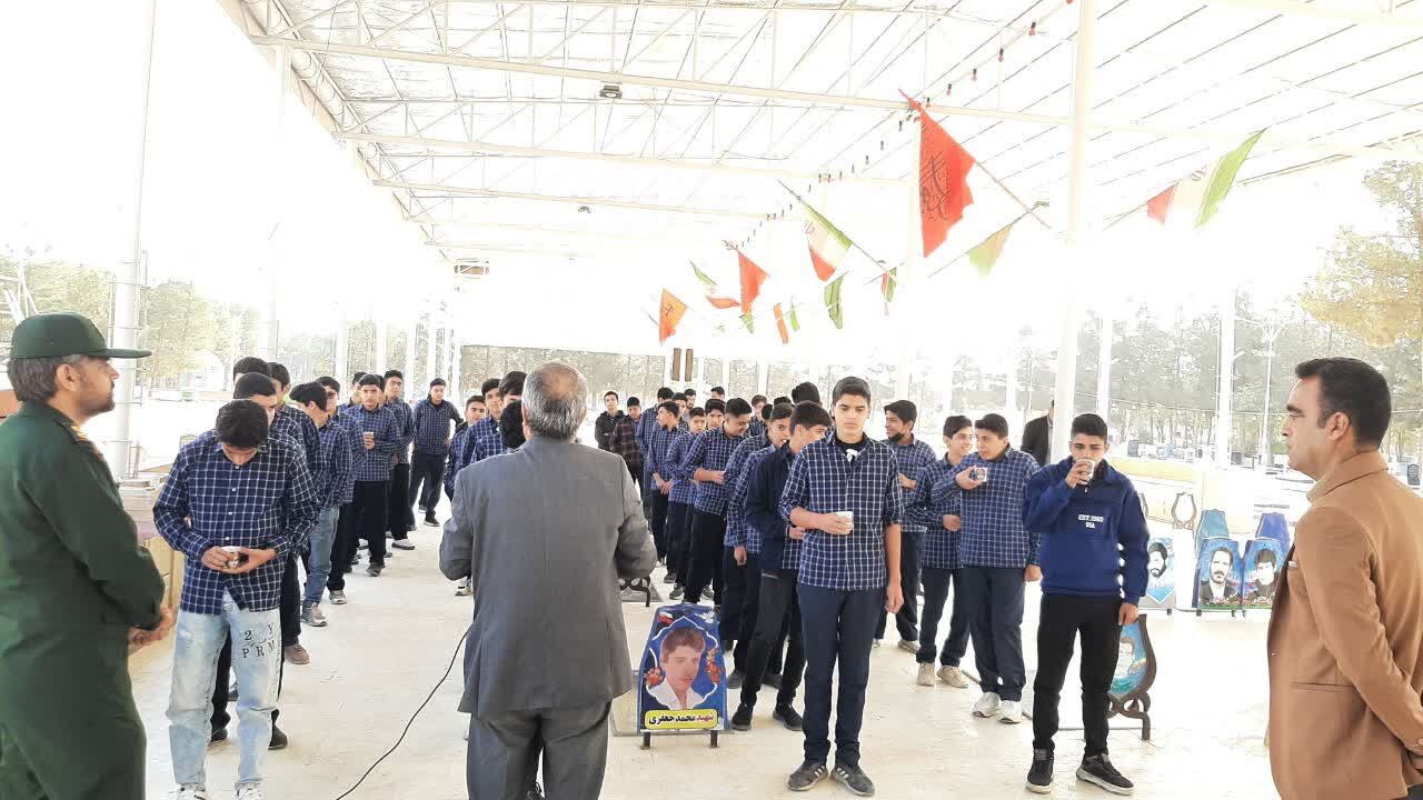 رفاقت با شهدا، میثاق با خوشبختی؛ جلوه‌ای متفاوت از هفته بسیج دانش‌آموزی در نوش‌آباد