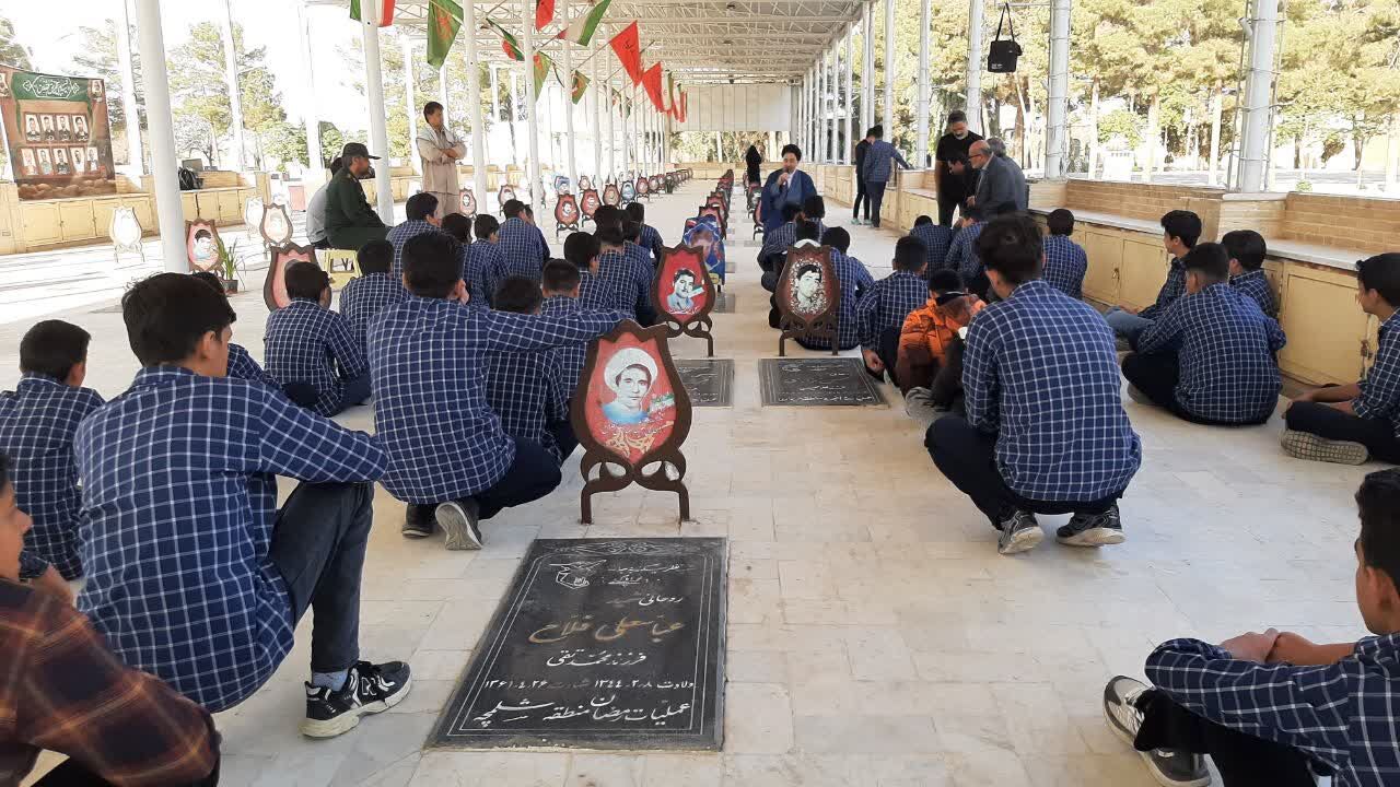 رفاقت با شهدا، میثاق با خوشبختی؛ جلوه‌ای متفاوت از هفته بسیج دانش‌آموزی در نوش‌آباد