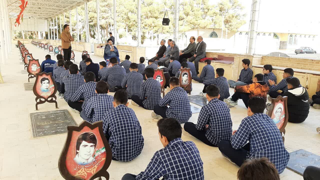 رفاقت با شهدا، میثاق با خوشبختی؛ جلوه‌ای متفاوت از هفته بسیج دانش‌آموزی در نوش‌آباد